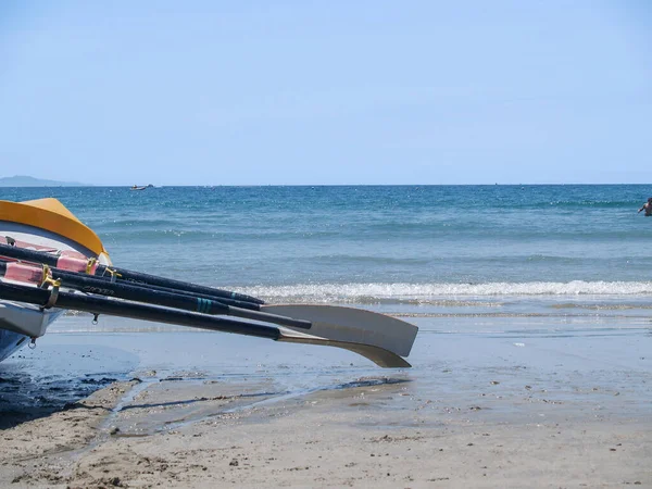 Surf Boat Siedzi Brzegu Wody Ocean Plaży Widok Horyzont — Zdjęcie stockowe
