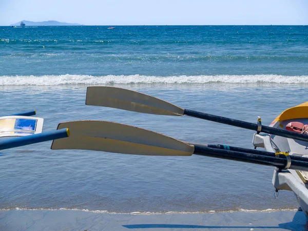 Remos Dos Barcos Surf Estacionados Línea Agua Con Vista Través — Foto de Stock
