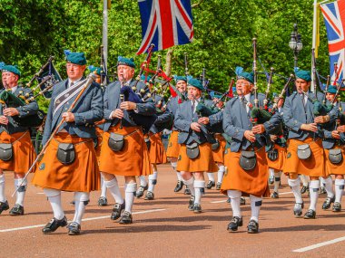 Londra Birleşik Krallığı 15 Haziran 2009, tipik İngiliz ihtişamı ve tören The Mall yürüyüşçüleri ve gaydaları örtülü Union Jack Flags altında..