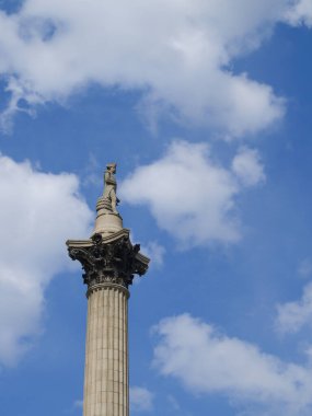 İngiltere 'de Londra' nın Trafalgar Meydanı 'ndaki PF Nelsons Sütununun tepesine bakıyorum.