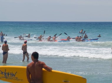 Tauranga Yeni Zelanda - 25 Ocak 2009; Yarış başlatmak için sörf tahtaları taşıyan yarışmacılar.
