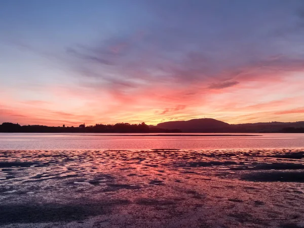 Dramatisch Tiefe Farben Des Brillanten Sonnenaufgangs Über Der Bucht Hafen — Stockfoto