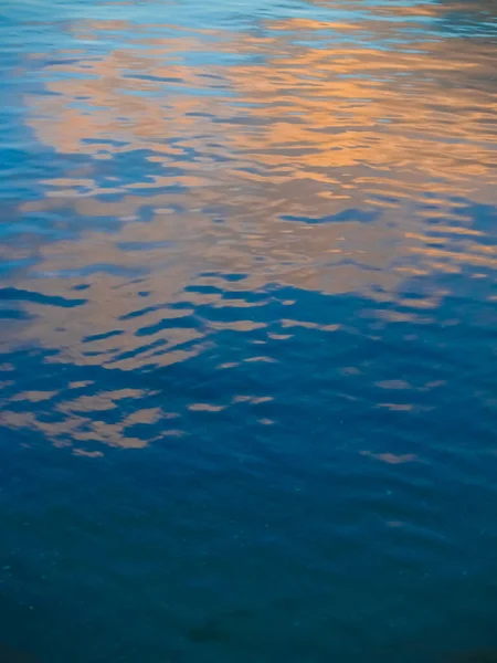 Soleil Levant Ciel Reflété Dans Eau Calme Bleu Abstrait — Photo