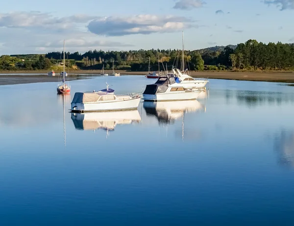 Bateaux Amarrés Reflétés Dans Eau Bleue Calme Estuaire Omokoroa — Photo