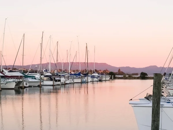 夕阳西下 小船和游艇停泊在船坞里 天空清澈而柔和 — 图库照片