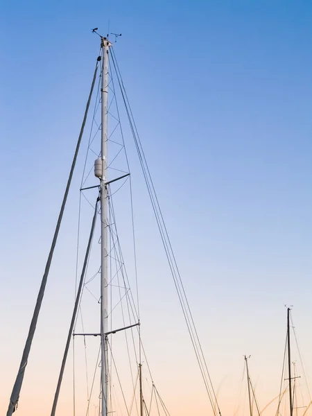 Яхты Морской Тематики Мачты Против Голубого Неба Вертикальной Композиции — стоковое фото
