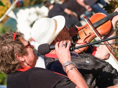 Tauranga Yeni Zelanda - 12 Nisan 2009; Festivalde kalabalık için gösteri yapan göstericiler.