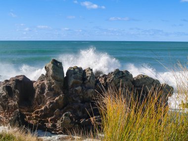 Dalgalar Maunganui Dağı 'nın etrafını sardı.