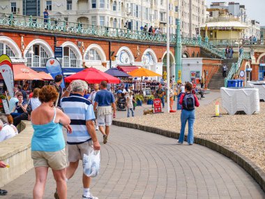 Brighton Beach Birleşik Krallık - 16 Haziran 2009; Brighton rıhtımı boyunca çevresindeki karakteristik mimari ile yoğun gezinti.