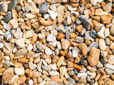 Renkli plaj taşları düz manzara çeşitliliği ve çakıl çeşitliliğini gösterir.