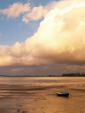 Şiddetli bulutlar gökyüzünü dolduruyor. Yağmurun habercisi ve kumsalda hava değişimi.