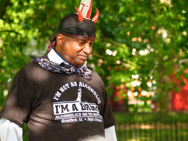 ロンドン イングランド 2009年6月15日 黒男と笑顔とユーモラスなプリントティーシャツ — ストック写真