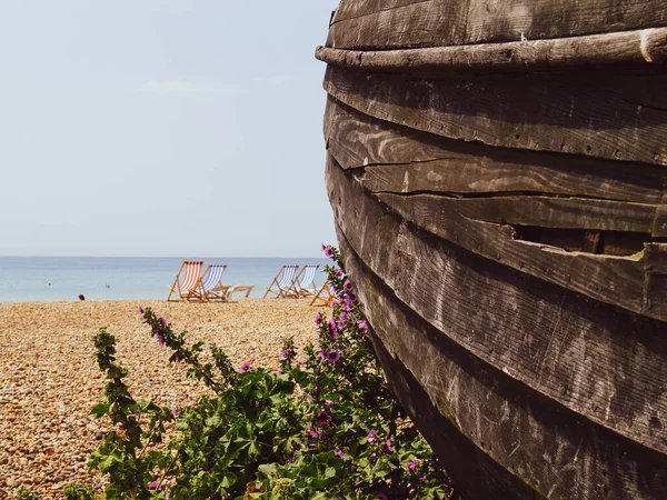 Väderbitna Plankor Gammal Träbåt Ruttnar Bort Förgrunden Brighton Beach Storbritannien — Stockfoto