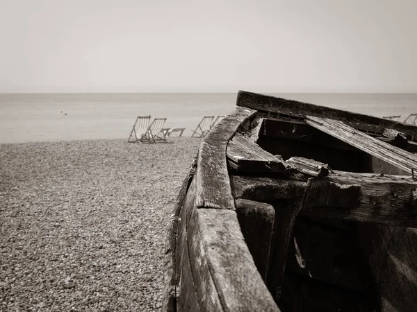 Pozostałości Starej Drewnianej Łodzi Gnijącej Pierwszym Planie Brighton Beach Wielka — Zdjęcie stockowe