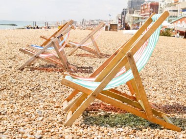 Güverte sandalyeleri Brighton Sahili 'nde kırmızı ve yeşil çizgili..