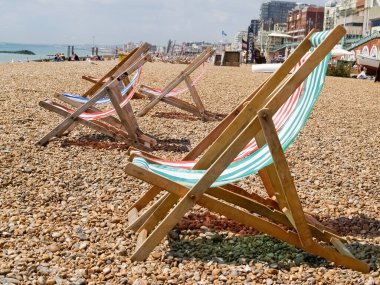Güverte sandalyeleri Brighton Sahili 'nde kırmızı ve yeşil çizgili..