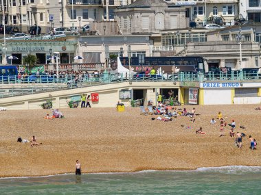 Brighton Sahili Birleşik Krallık - 16 Haziran 2009; Editoryal - Brighton Plajı güneşlenenlerin ve gezinti alanlarının arkasındaki şehir binaları