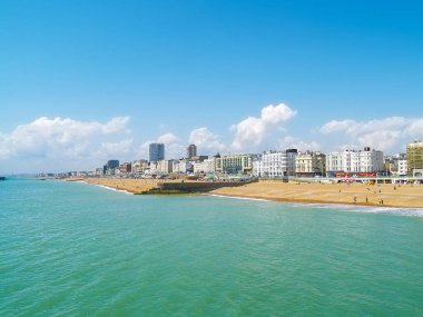 Brighton Sahili ve yazları mavi gökyüzü ve turkuaz deniz ile kıyı şeridi.