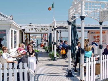 Brighton Sahili Birleşik Krallık - 16 Haziran 2009; Victoria 's Bar' ın güneşli havasında gezintiye çıkan insanlar.