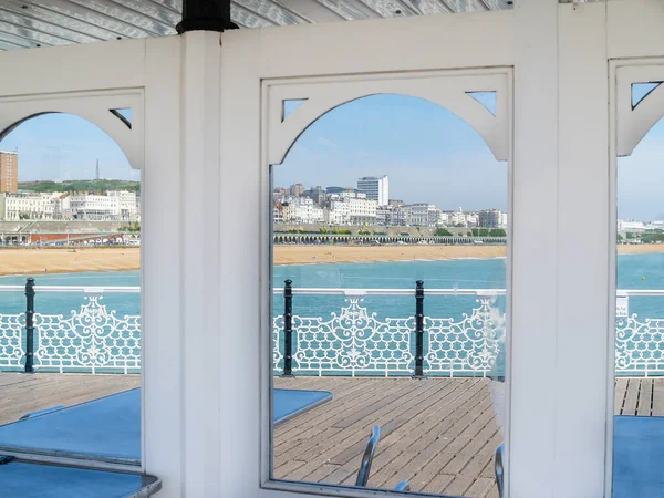 英国著名码头窗户上的布莱顿海滩和天际线 — 图库照片
