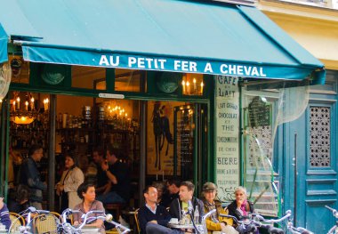 Paris sokak sahnesi insanları çalıyor..