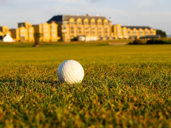 エディンバラスコットランドのセントアンドリュースゴルフコースのフェアウェイで芝生の上に横たわるゴルフボール — ストック写真
