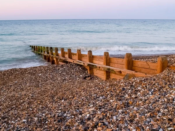 Worthing Beach Trä Vågbrytare Som Leder Havet Över Stenig Strand — Stockfoto