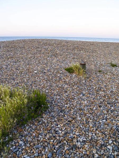 イギリスで日の出前に石造りのビーチを着て — ストック写真