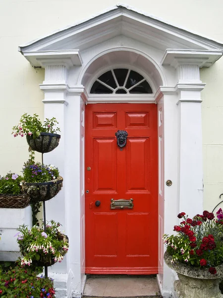 Porta Vermelha Fechada Entrada Arquitetonicamente Decorativa — Fotografia de Stock