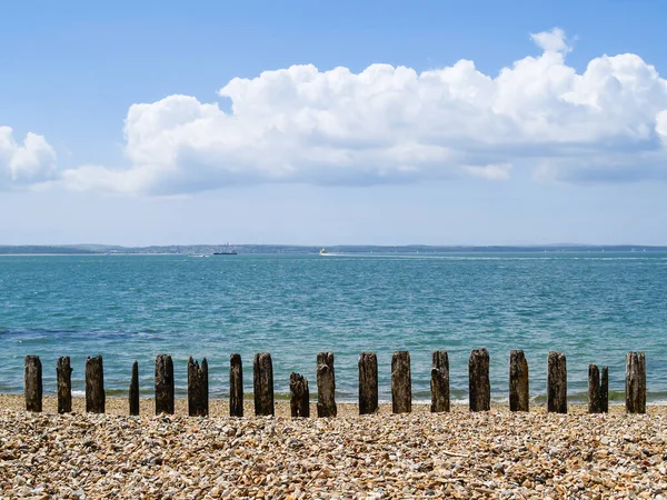 Postas Rompeolas Envejecidos Playa Pedregosa Paseo Marítimo Plymouth Sur Inglaterra —  Fotos de Stock