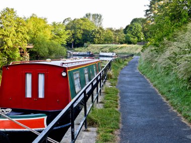 Geleneksel nehir mavnaları sabah vakti Avon Nehri 'nde tatil konaklamasına dönüştürüldü.