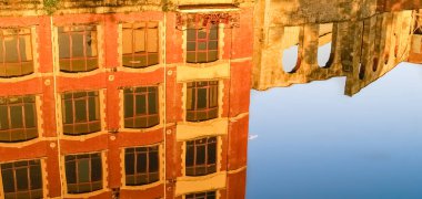 İngiltere 'nin Avon nehri kıyısındaki eski sanayi binalarının Riverside manzarası..