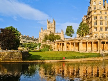 Bath, İngiltere 'deki Avon Nehri boyunca geleneksel mimari binalar.
