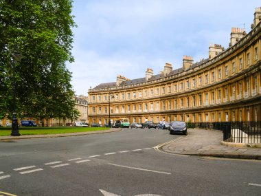 Circus, İngiltere 'nin Somerset şehrinde, Bath şehrinde yarı dairesel çok katlı konutlarla çevrili bir sokaktır..