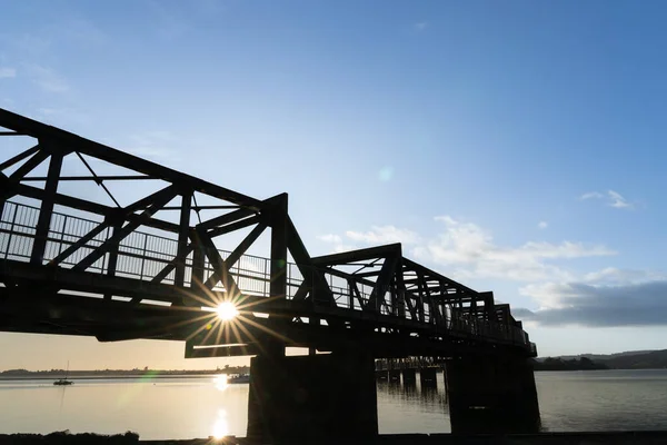 Nascer Sol Brilha Através Tauranga Silhueta Ponte Ferroviária — Fotografia de Stock