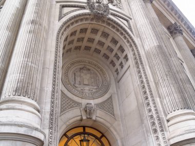 Londra - 19 Haziran 2009; İngiltere Ulusal İl Bankası arması ile çevrili giriş ve sütunlar