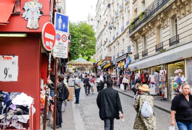 Paris Fransa - 19 Haziran 2009; Montmatre 'de mağazaların dışındaki dükkanlarla dolu dar bir cadde.