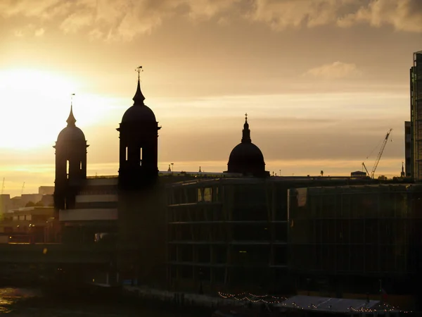 Trzy Kopuły Wieżyczki Sylwetce Podświetlone Zachodzącym Słońcem Londyn Wielka Brytania — Zdjęcie stockowe