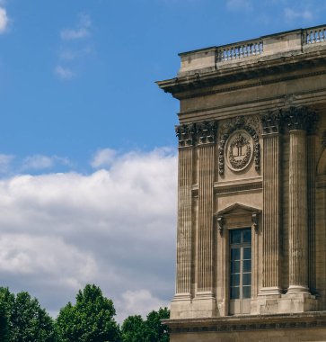 Paris Fransa - 19 Haziran 2009; klasik Avrupa mimari çizgileri ve mavi gökyüzüne karşı özellikler