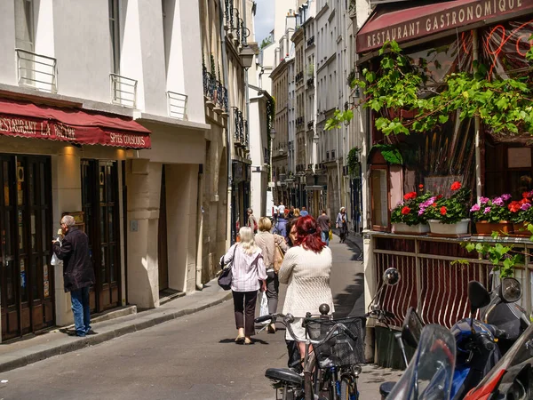Parijs Frankrijk Juni 2009 Typische Europese Smalle Straat Tussen Gebouwen — Stockfoto