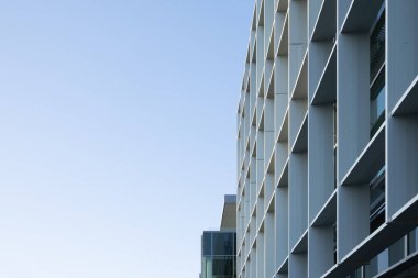 Mavi gökyüzü negatif alana karşı mimari desen.