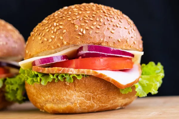 Hamburguesa Con Queso Carne Cebolla Tomate Tabla Sobre Fondo Negro — Foto de Stock