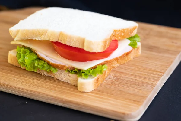 Бутерброд Томатным Сыром Ветчины Деревянной Доске — стоковое фото