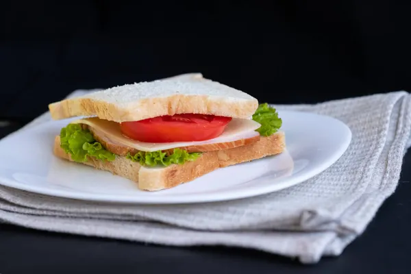 Бутерброд Помидорами Сыром Салатом Белой Тарелке — стоковое фото