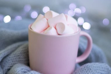 Pembe bardakta pembe lokum. Noel ışıkları. Örgü örüyorum.