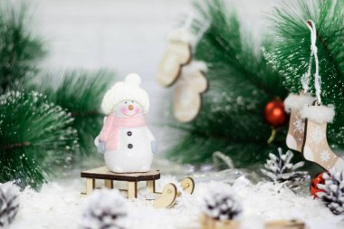 Yılbaşı kızağında bir kardan adam, Noel ve Yeni Yıl konsepti