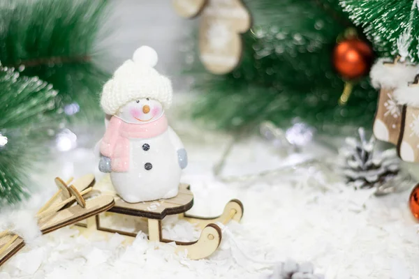 Schneemann auf einem Schlitten Weihnachtsdekaration, das Konzept von Weihnachten und Neujahr — Stockfoto