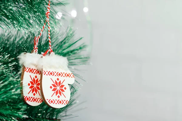 Decoración en el árbol de Navidad, flowers.balls, concepto de Navidad y año nuevo.Tarjeta de Navidad, fondo, calendario. — Foto de Stock