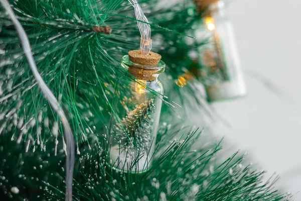 Girlanda świąteczna na choince, w postaci szklanej butelki wewnątrz choinki, koncepcja Bożego Narodzenia i Nowego Roku — Zdjęcie stockowe