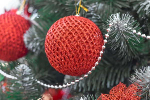 Decoração na árvore de Natal, flowers.balls, conceito de Natal e novo year.Christmas cartão, fundo, calendário. — Fotografia de Stock